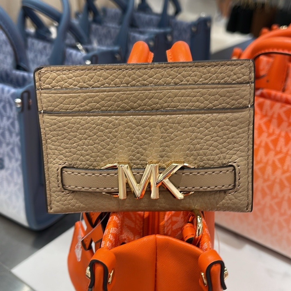 MICHAEL KORS
Reed Large Pebbled Leather Card Holder Case
Camel 
NWT